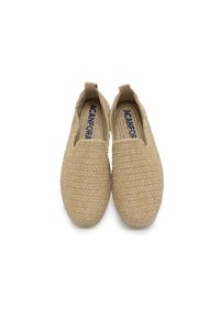 Scarpe slip-on beige in tessuto intrecciato, con superficie texturizzata, pannelli elastici laterali e suola in juta cucita.