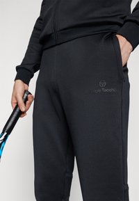 Sergio Tacchini MORET PANTS - Treniņtērpa apakšdaļas - black