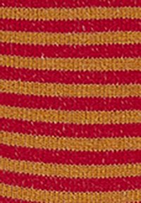 Tessuto a strisce rosse e oro con linee orizzontali texturizzate. Le strisce si alternano in modo uniforme, creando un motivo vibrante e accattivante.