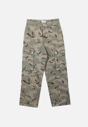 Grønne og beige camouflage cargobukser med store sidelommer, bæltestropper og knaplukning, lagt fladt på en hvid baggrund.