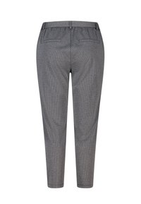 Grijze geruite broek met een relaxte pasvorm, voorzien van een elastische tailleband en twee achterzakken. De stof heeft een soepele textuur.