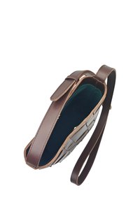 Sac à main en cuir marron avec un design tissé. Intérieur vert et bandoulière détachable. Se ferme avec un rabat et un bouton-pression.