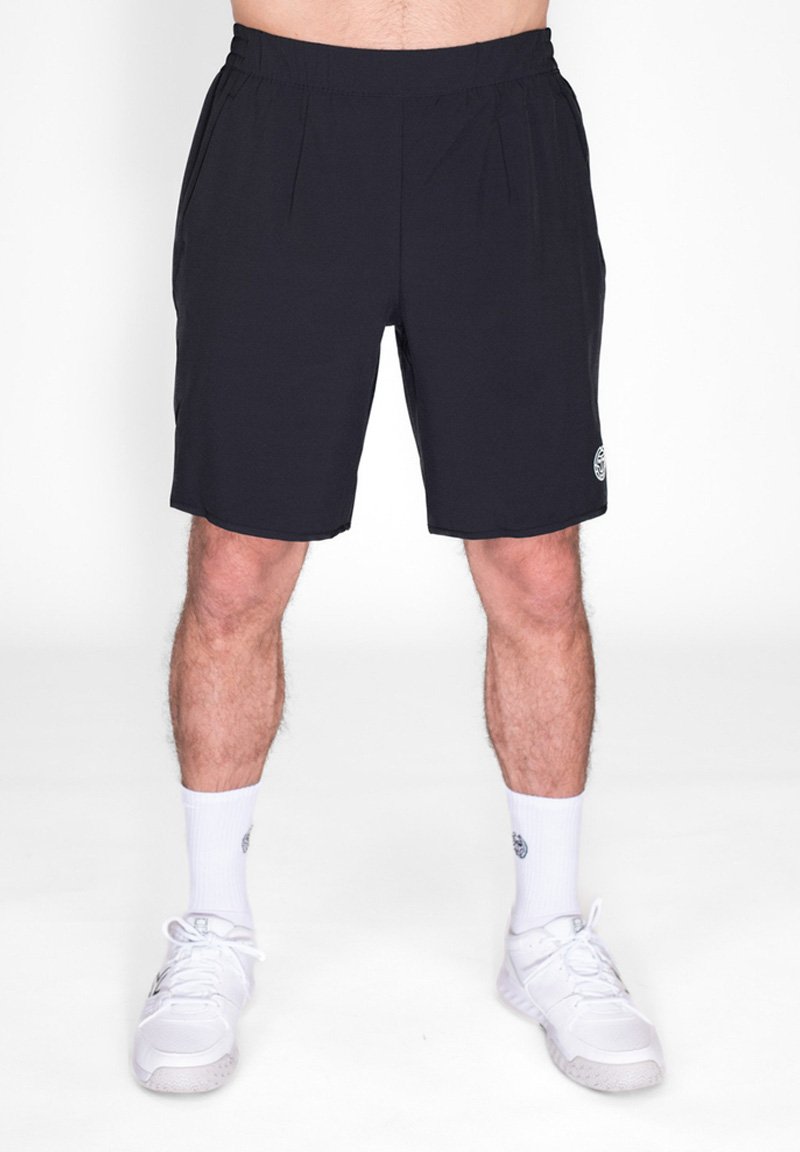 Pantalones cortos deportivos negros, de longitud media en los muslos, hechos de material ligero con bolsillos laterales y cintura elástica. Combinados con calcetines y zapatillas blancas.