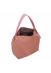 Sac à main en tissu rose avec une texture douce, fermeture éclair, et un intérieur sombre contrasté avec un motif tacheté et un charme décoratif.
