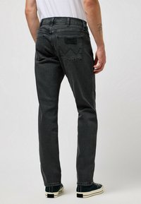 Wrangler GREENSBORO - Vaqueros rectos - coal mine