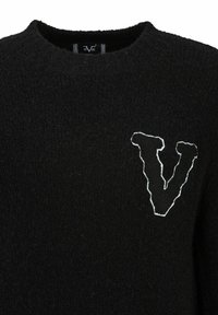 Schwarzer Strickpullover mit einer flauschigen Textur. Hat ein weiß umrandetes "V"-Logo auf der linken Seite. Runder Halsausschnitt, keine sichtbaren Verschlüsse.