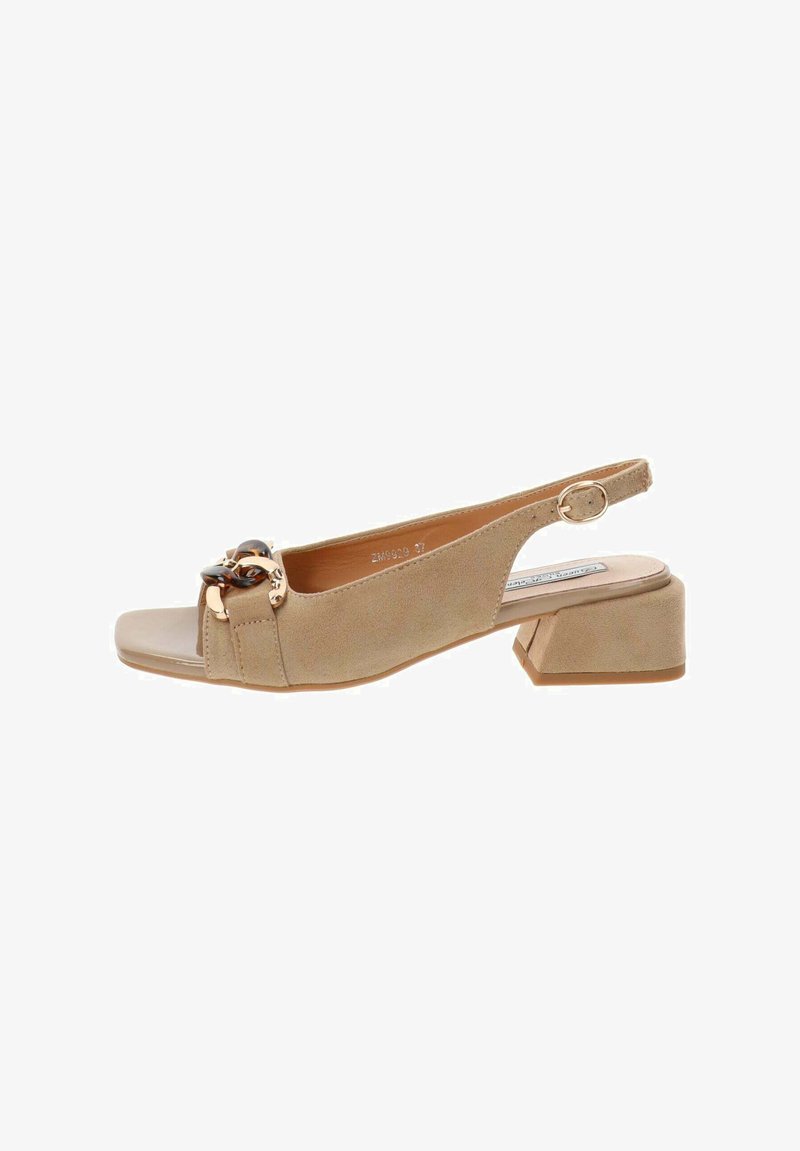 Scarpa slingback beige in suede con punta aperta, tacco alto e dettagli hardware decorativi. Suola liscia con una leggera texture sulla parte superiore.
