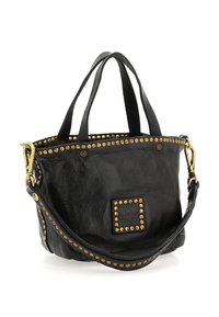 Borsa in pelle nera con due manici corti, una lunga tracolla borchiata e dettagli in ottone lungo i bordi e sulla patta frontale.