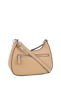 Hellbraune Leder-Handtasche mit geschwungener Form, einem verstellbaren Trageriemen und einer vorderen Reißverschlusstasche mit silbernem Beschlag und schwarzen Akzenten.