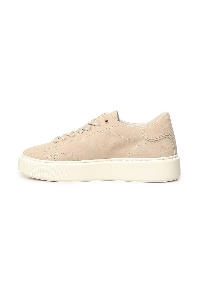 Sneaker in suede beige con suola piatta in gomma bianca, punta rotonda e chiusura centrale con lacci. Presenta cuciture minime e tessuti morbidi.
