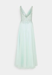 Mintově zelené šaty s hlubokým výstřihem do V, zdobeným korálkovou aplikací a splývavou sukní k zemi.