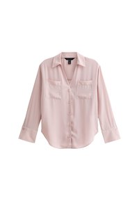 Roze satijnen shirt met een kraag, twee borstzakken, knoopsluiting aan de voorkant, lange mouwen en een afgeronde zoom. Soepele textuur met een gepolijste afwerking.