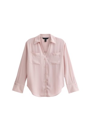 Camicia di satin rosa con colletto, due tasche sul petto, apertura con bottoni, maniche lunghe e orlo arrotondato. Texture liscia con una finitura lucida.