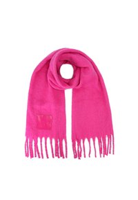 Sciarpa fucsia realizzata in tessuto morbido, con bordi frangiati e un dettaglio a toppa quadrata su un lato. Forma rettangolare, texture leggera.