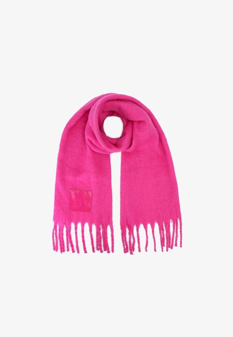Écharpe fuchsia en tissu doux, avec des bords à franges et un petit patch carré d'un côté. Forme rectangulaire, texture légère.