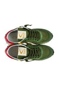 Coppia di sneaker verde in suede e mesh con accenti gialli, linguette rosse sul tallone, lacci verdi e etichette "Valsport Made in Italy" sulle linguette.
