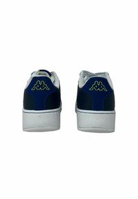 Sneaker blu navy con accenti bianchi, dotate di una suola bianca, distintivo logo Kappa in verde neon sul tallone e superficie liscia.