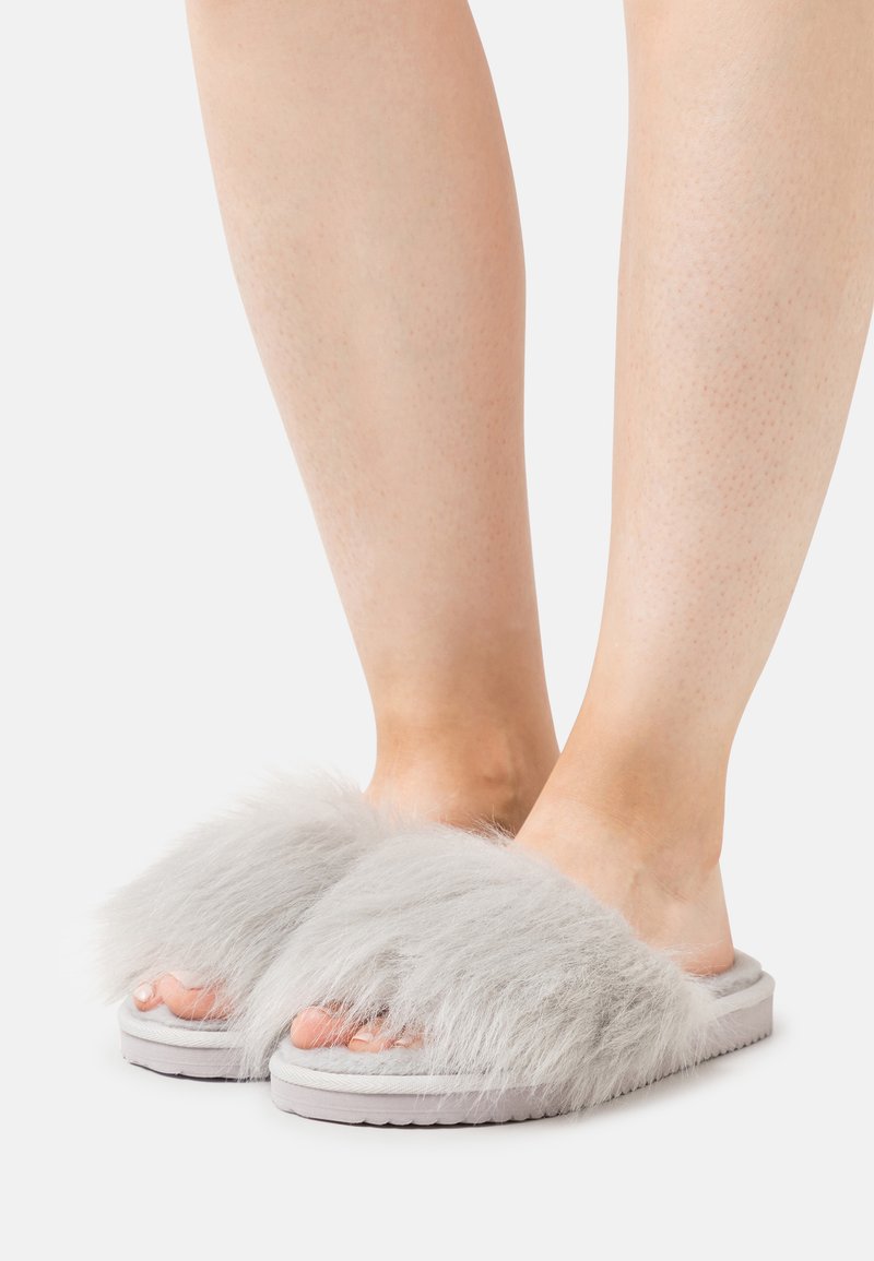 Gray fur slide sandals with a thick sole. The upper features a fluffy texture, covering the instep and exposing the toes.