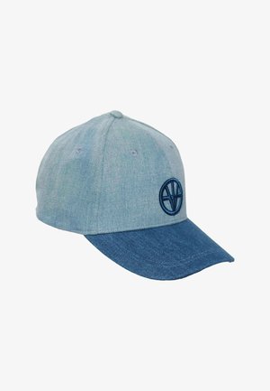 Lyseblå baseballkasket i denim med mørkeblå skygge og rundt broderet logo på frontpanelet.