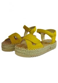 Sandali gialli in suede con punta aperta, cinturini regolabili e suola in juta stile espadrillas. Tessuto testurizzato e dettagli cuciti.
