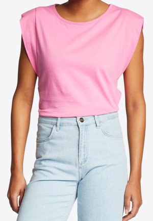 Różowa, krótki rękaw, koszulka z plisami na ramionach, połączona z jasnoniebieskimi, wysokogatunkowymi dżinsami z przednimi kieszeniami i zapięciem na guzik.