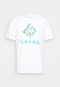 Bílý tričko s krátkým rukávem a velkým logem Columbia v tyrkysové barvě s vzorovaným designem na hrudi na jednobarevném pozadí.
