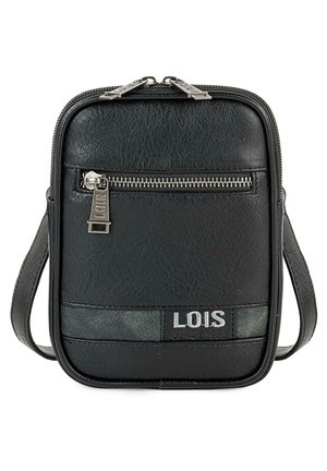 Bolso bandolera de piel sintética negra con un bolsillo delantero con cremallera, acabado texturizado, herrajes plateados y una etiqueta de logo en la parte inferior.