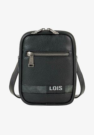 Bolso bandolera de piel sintética negra con un bolsillo delantero con cremallera, acabado texturizado, herrajes plateados y una etiqueta de logo en la parte inferior.