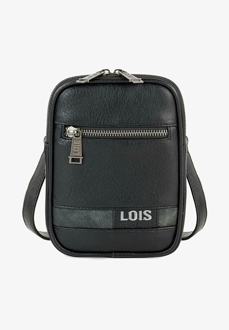 Bolso bandolera de piel sintética negra con un bolsillo delantero con cremallera, acabado texturizado, herrajes plateados y una etiqueta de logo en la parte inferior.