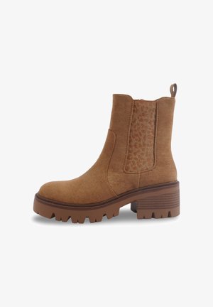 Bottines tan en daim avec un panneau latéral en imprimé léopard texturé, un talon en caoutchouc épais et une languette à l'arrière.