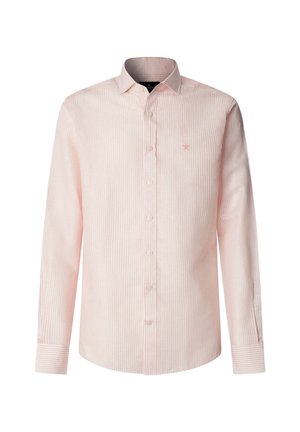 Lichtroze overhemd met lange mouwen en knopen, met subtiele verticale strepen en een klein geborduurd logo op de linkerborst.