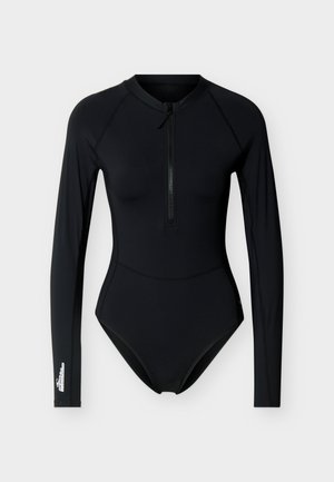 Costum de baie negru, cu mâneci lungi, o piesă, cu fermoar frontal și logo mic alb pe manșeta mânecii stângi, pe fundal simplu.