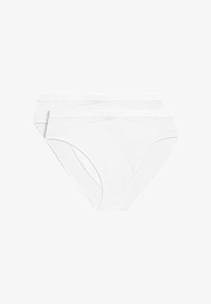 Deux culottes bikini en coton blanc avec bordure en dentelle, empilées pour montrer les détails avant et arrière sur un fond blanc.