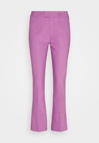 Pantalons évasés roses avec un devant plat, fabriqués en tissu lisse. Comprend des détails de coutures et une taille standard.