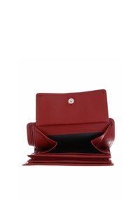 Portefeuille en cuir rouge avec compartiment principal ouvert, doté d'une fermeture pression et de plusieurs plis pour le rangement des cartes et des billets.