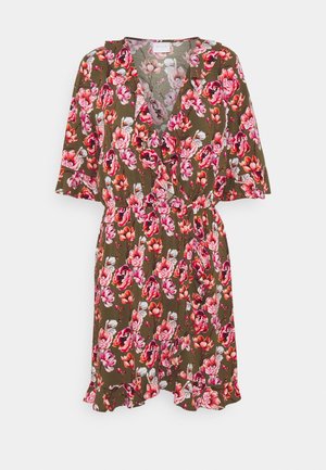 Blumenwickelkleid aus dunkelgrünem Stoff mit pinken und weißen Blumenmustern. Verfügt über kurze Ärmel und einen rüschierten Saum.