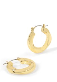 Boucles d'oreilles en or avec un design torsadé. Elles ont une finition brillante et une fermeture à charnière sécurisée pour le port.