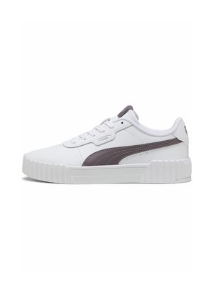 Adidași albi cu un superior din piele texturată și un logo din suede mov închis pe lateral. Prezintă o talpă groasă din cauciuc alb, cu striații.