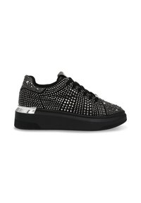 Sneaker atletici neri con decorazioni in strass, superficie testurizzata, punta rotonda e suola nera spessa con un accento argento.