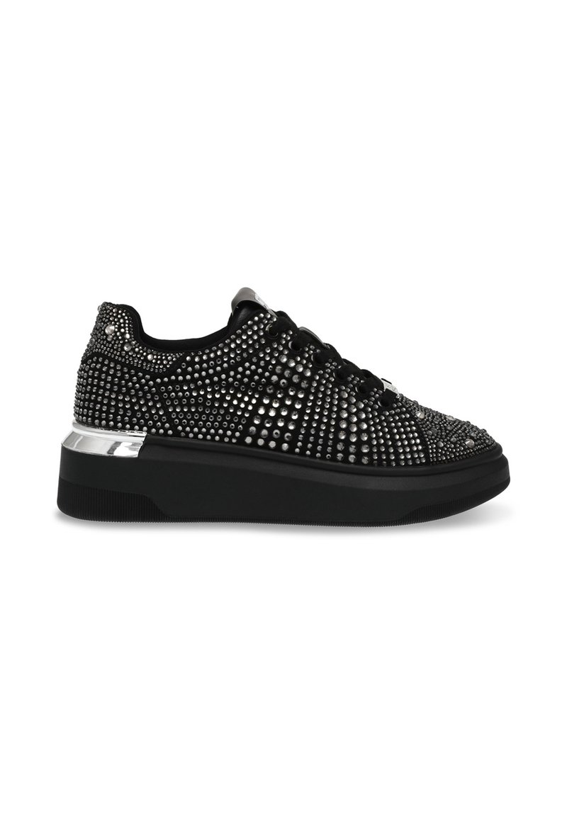 Sneaker atletici neri con decorazioni in strass, superficie testurizzata, punta rotonda e suola nera spessa con un accento argento.