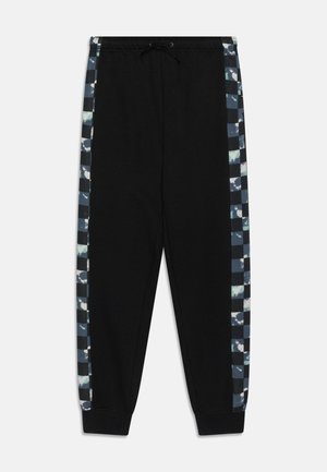 Pantalones de chándal negros con una franja lateral estampada en tonos de azul y blanco, con una cintura ajustable con cordón y tobillos elásticos.