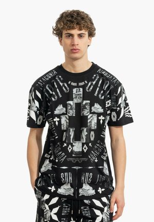 County of Milan, T-SHIRT VAR.110 - Triko s potiskem - black
