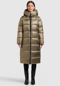 Olijfgroene donzen jas met capuchon, voorzien van een ritssluiting over de volledige lengte en een horizontaal doorgestikt patroon. De stof heeft een glanzende textuur.