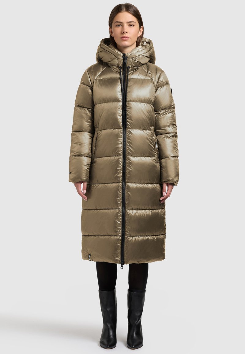 Olijfgroene donzen jas met capuchon, voorzien van een ritssluiting over de volledige lengte en een horizontaal doorgestikt patroon. De stof heeft een glanzende textuur.