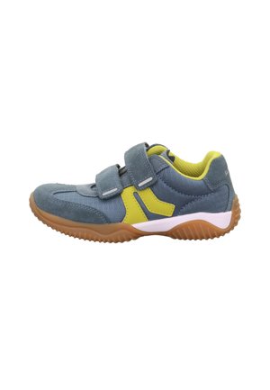 Baskets enfant grises et jaunes avec fermetures auto-agrippantes, intérieur rembourré et semelle marron texturée sur fond blanc.