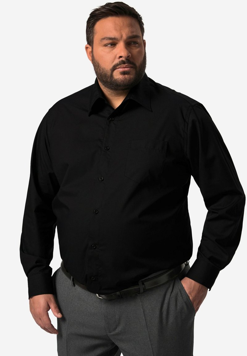 Zwarte overhemd met lange mouwen en knoopsluiting aan de voorkant, voorzien van een enkele borstzak, gemaakt van een gladde stof, gedragen met grijze broek en een riem.