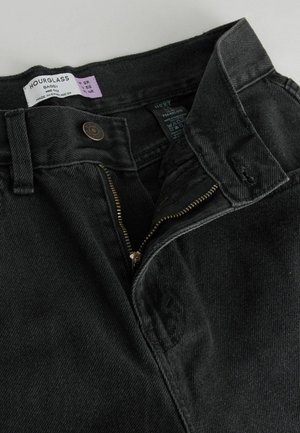 Svarta denimjeans med midjehög passform, med en mässingsdragkedja och knäppning, texturerad tyg och timformatsdesignmärke.