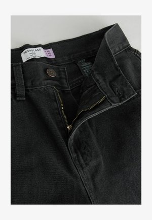 Juodos džinsinės kelnės su vidutinio aukščio juosmeniu, su žalvariniu užtrauktuku ir sagos uždarymu, tekstūruota medžiaga ir smėlio laikrodžio dizaino etikete.