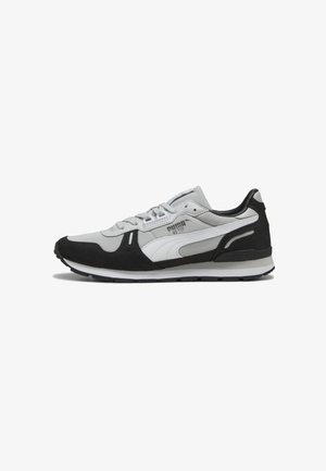 Sneaker grigie e nere con materiali in mesh e suede. Le caratteristiche includono un logo Puma bianco, lacci e una suola bianca testurizzata.
