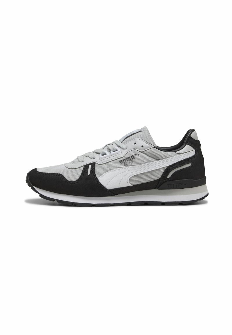 Sneaker grigie e nere con materiali in mesh e suede. Le caratteristiche includono un logo Puma bianco, lacci e una suola bianca testurizzata.